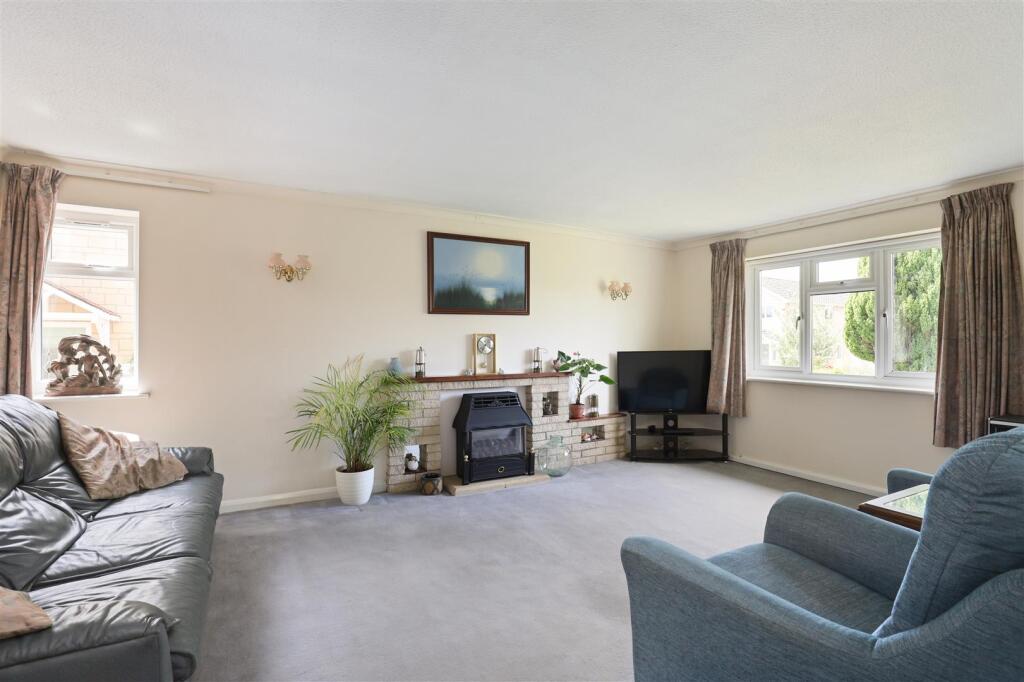 22, Dr Browns Close, Minchinhampton, Stroud photo 2