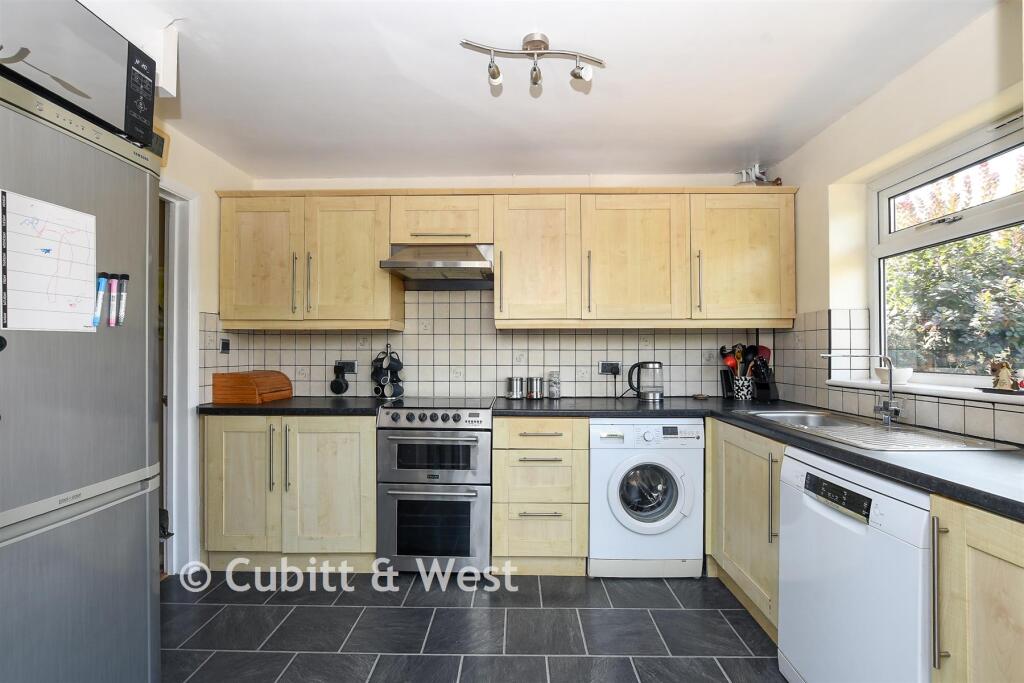 House in Reigate and Banstead, Greenfields, Horley - View 4