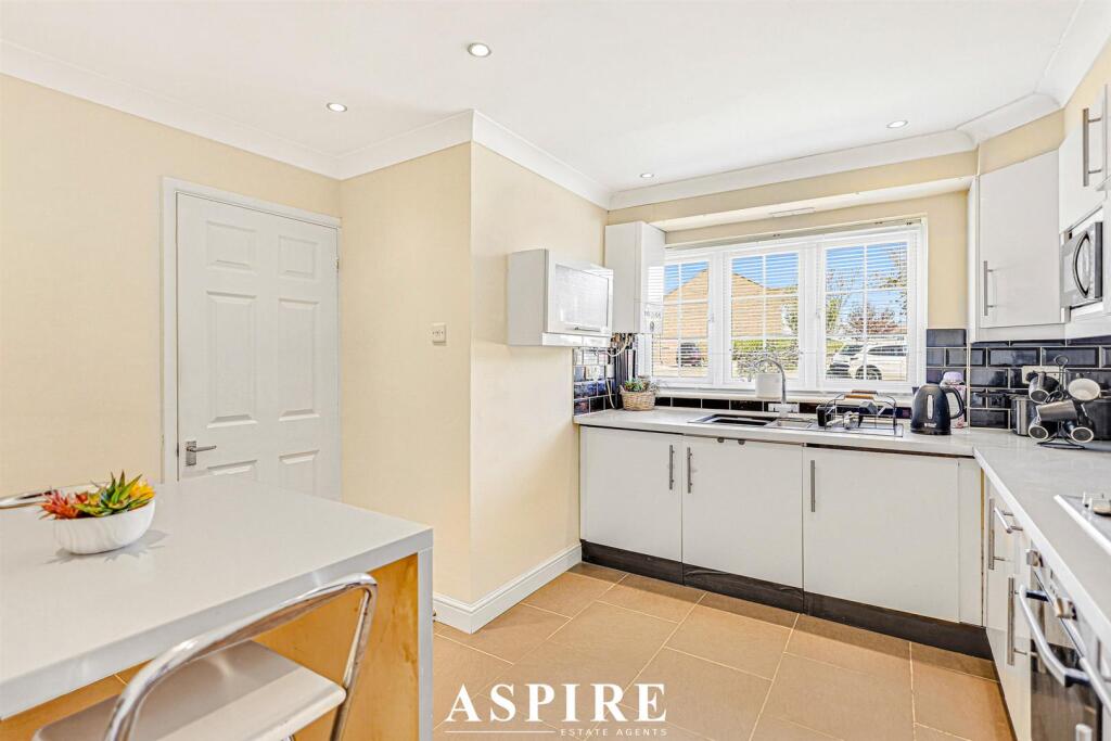 Video Tour Inside - Cornworthy, Shoeburyness, Southend-On-Sea photo 4