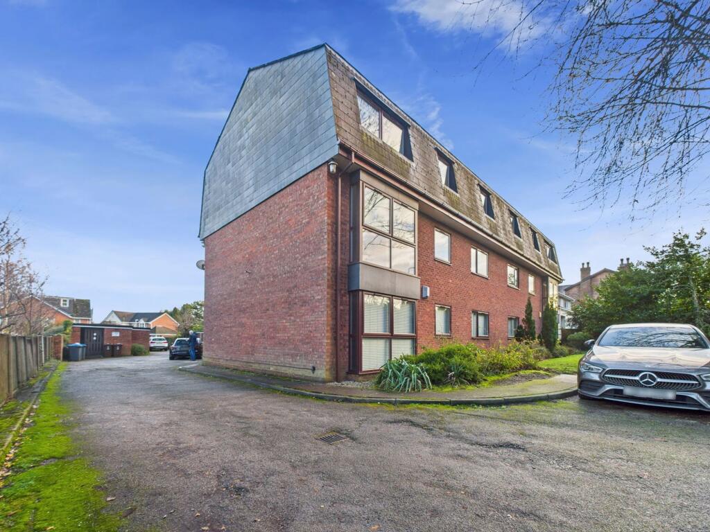 2-bed flat on Prescot Road, Ormskirk, L39, £160,000