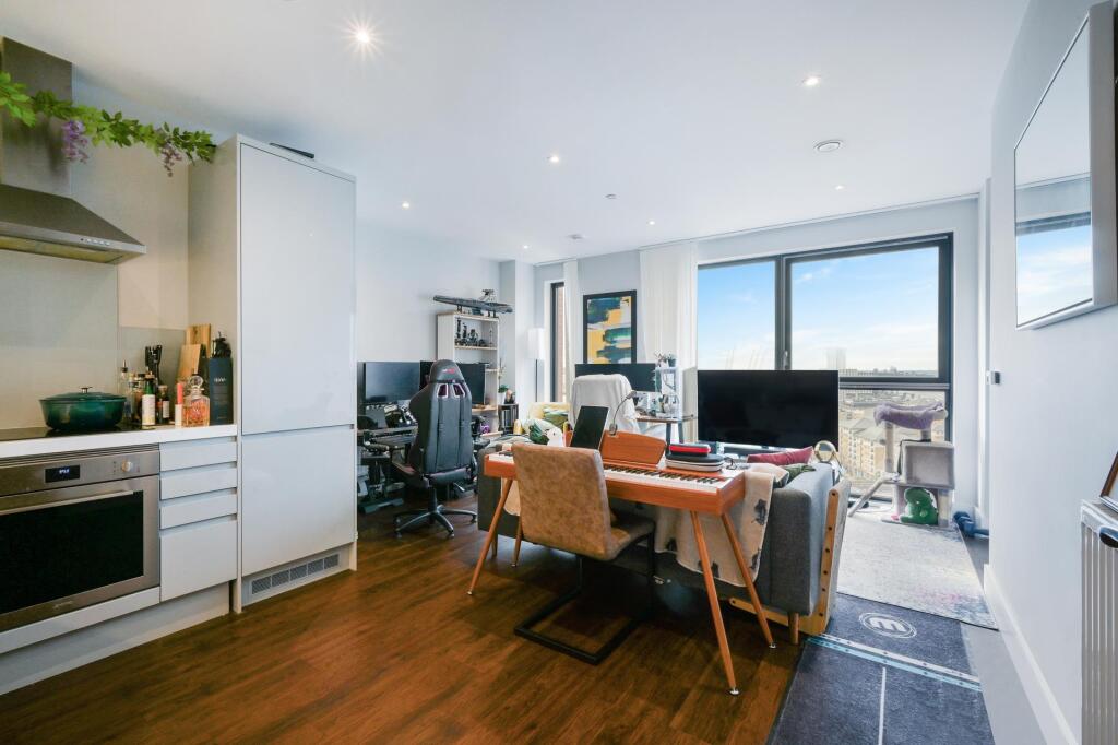 Main image of property: Avalon Point, 1 Silvocea Way, London, E14