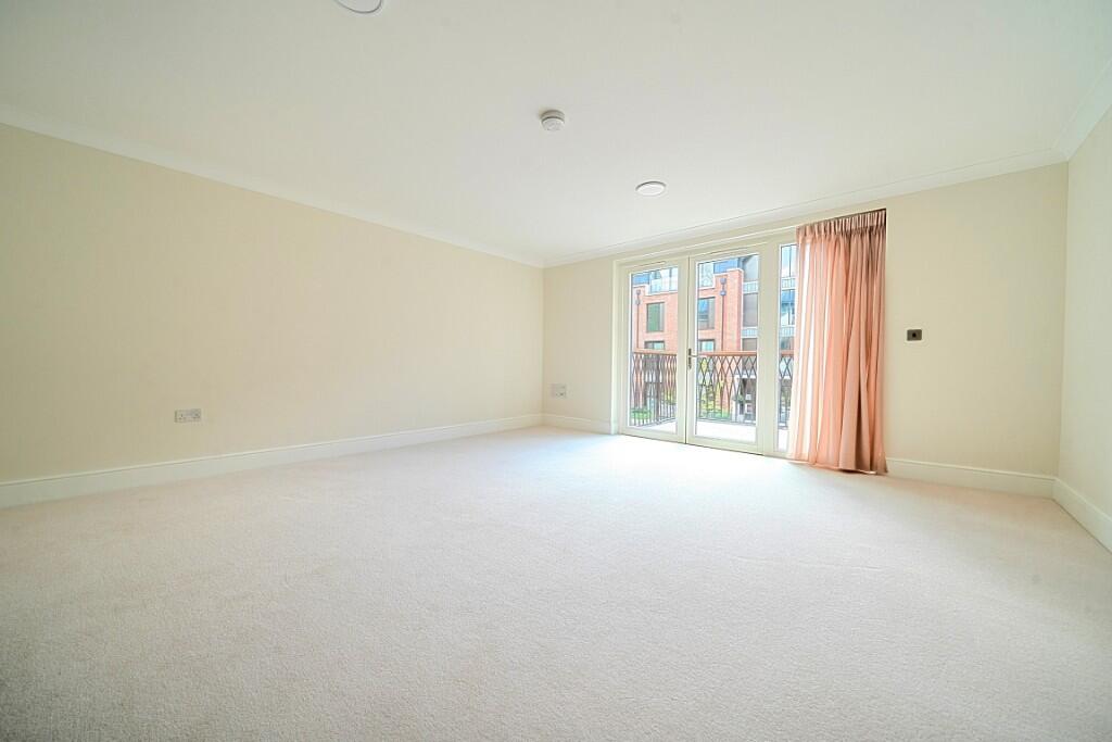 Apartment in Slough - More