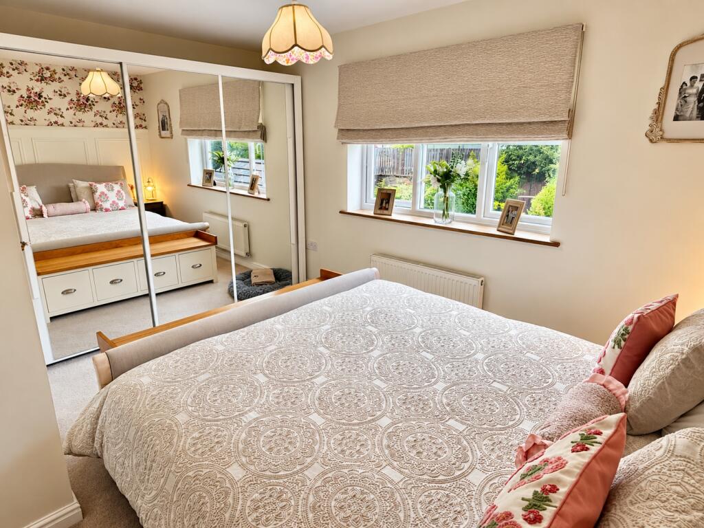 House in Kirklees, West End, Cleckheaton - More