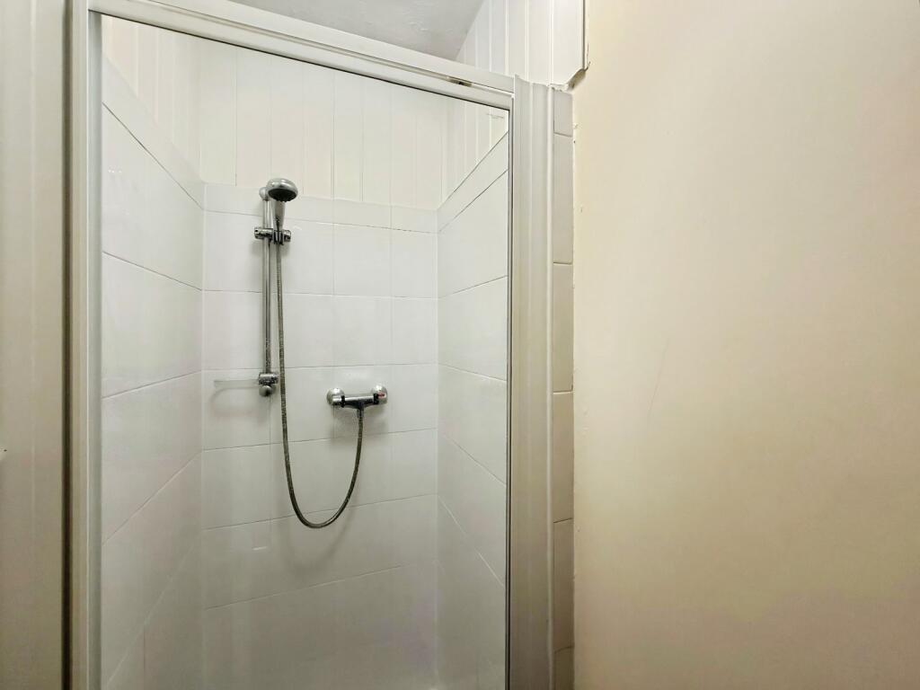 6 bedroom semi-detached house for rent