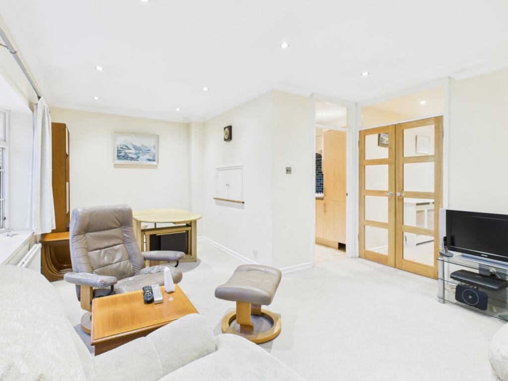 Apartment in Hemel Hempstead, Amersham - View 2