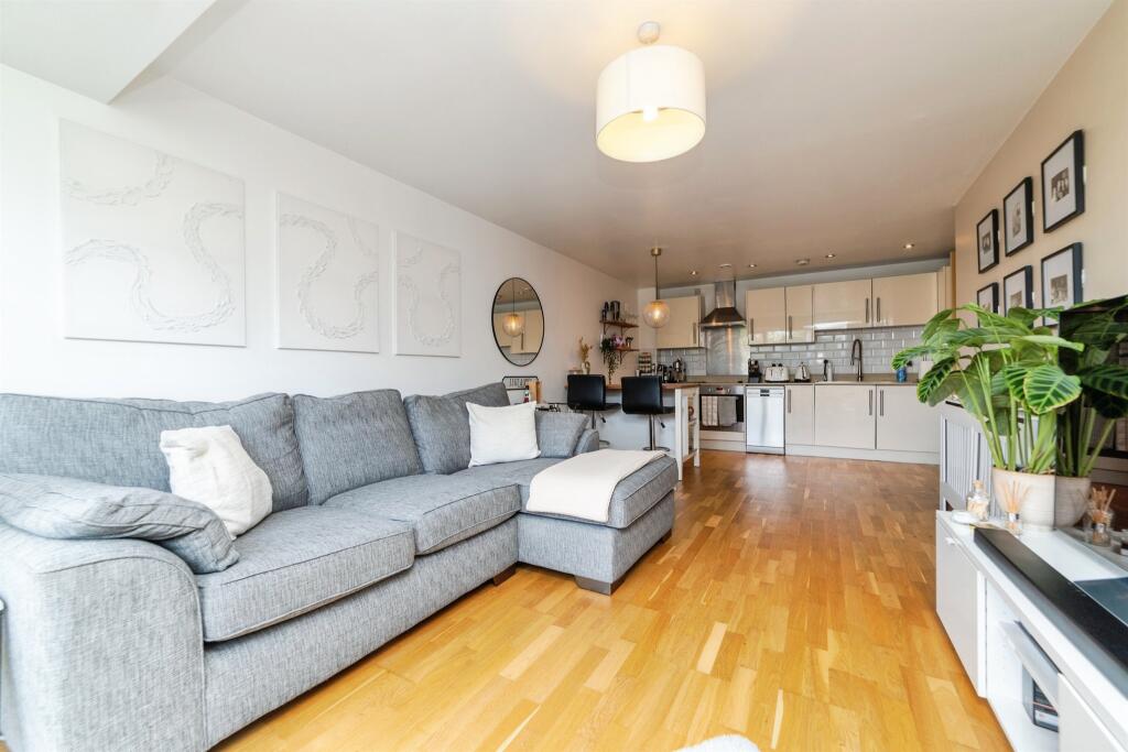 Apartment in East Hertfordshire, Hertford - View 5