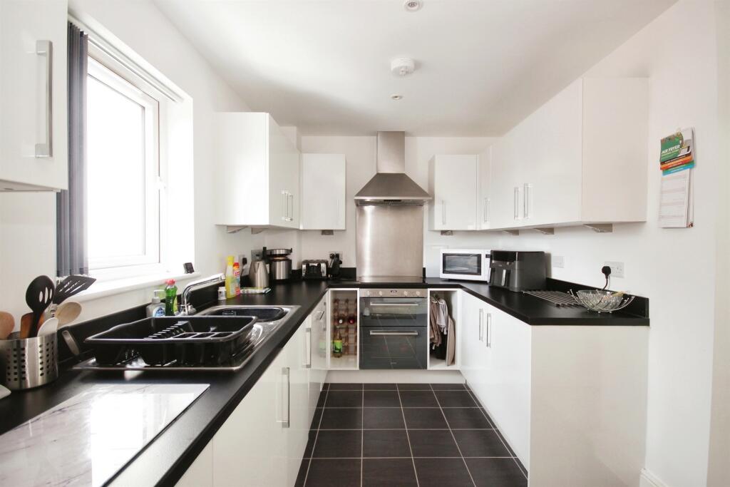 Apartment in Warwick - View 3