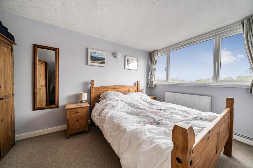 Apartment in Windsor - View 2
