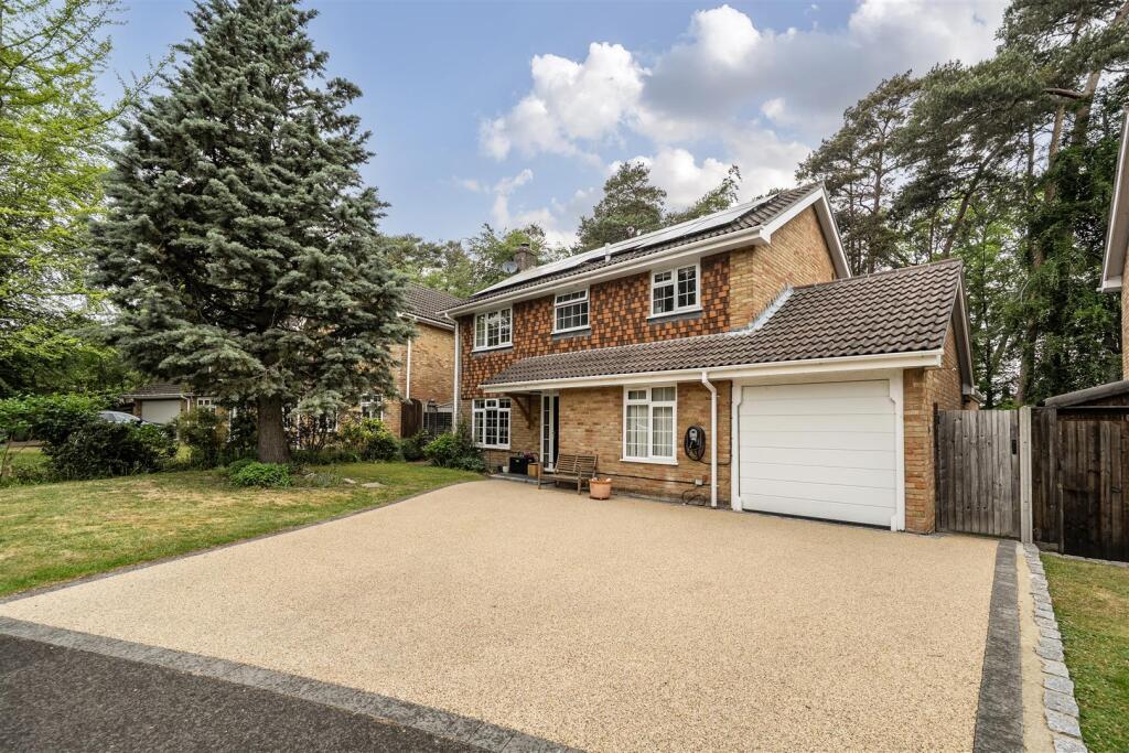 4-bed detached on Priors Keep, Fleet, £800,000