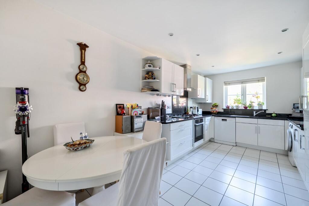 2-bed flat on Hedgerley Lane, Gerrards Cross, Buckinghamshire, SL9, £480,000
