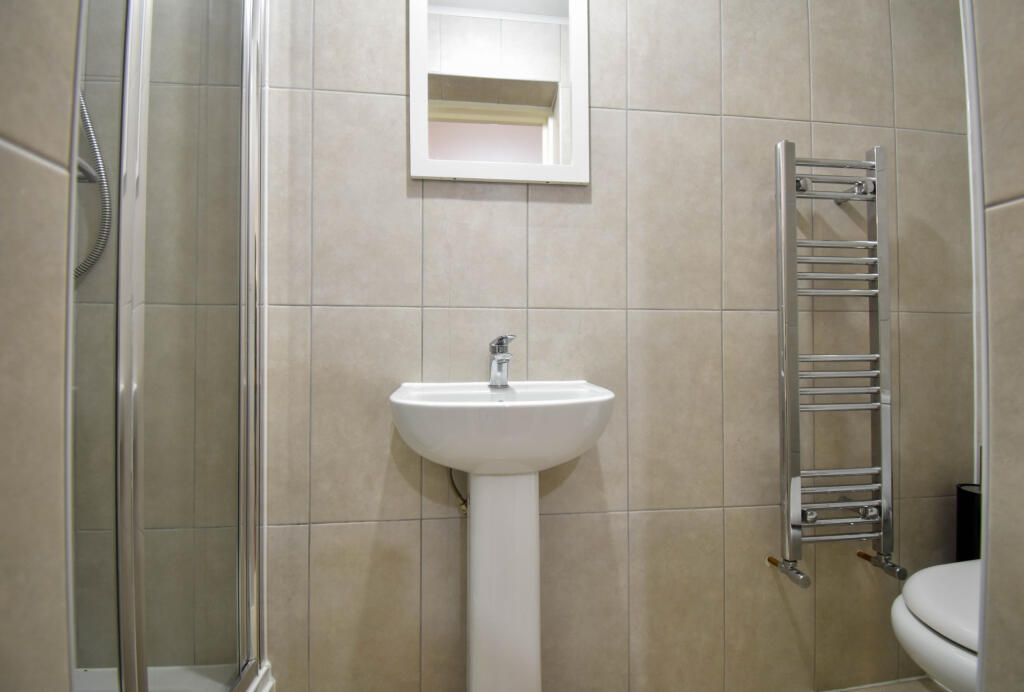 6 bedroom detached house for rent