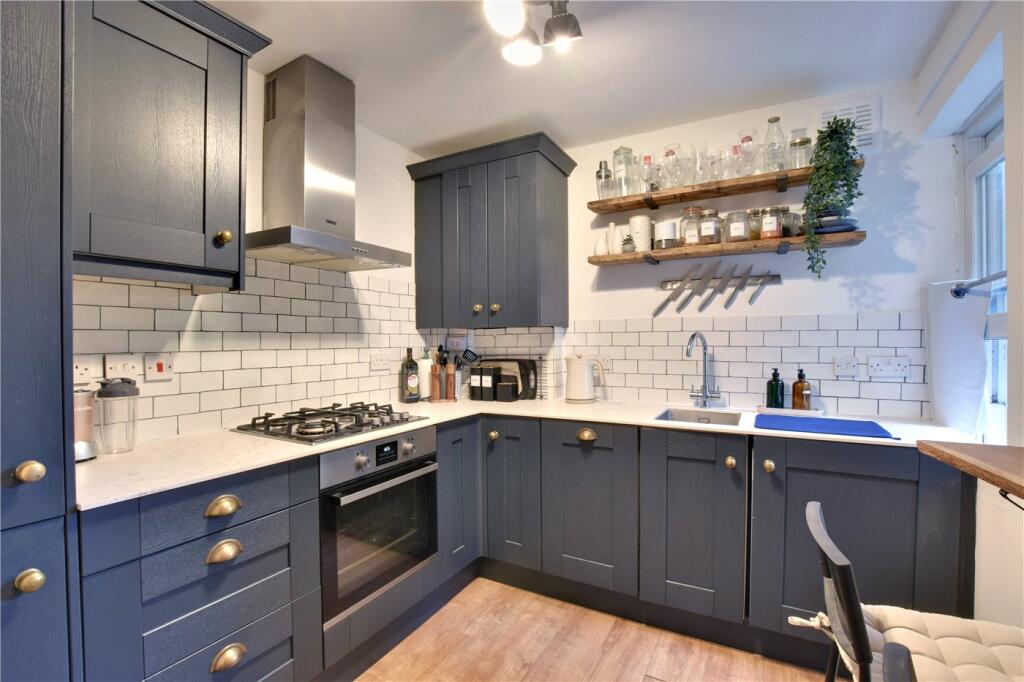 2-bed flat on Lee Park, Blackheath, London, SE3, £365,000