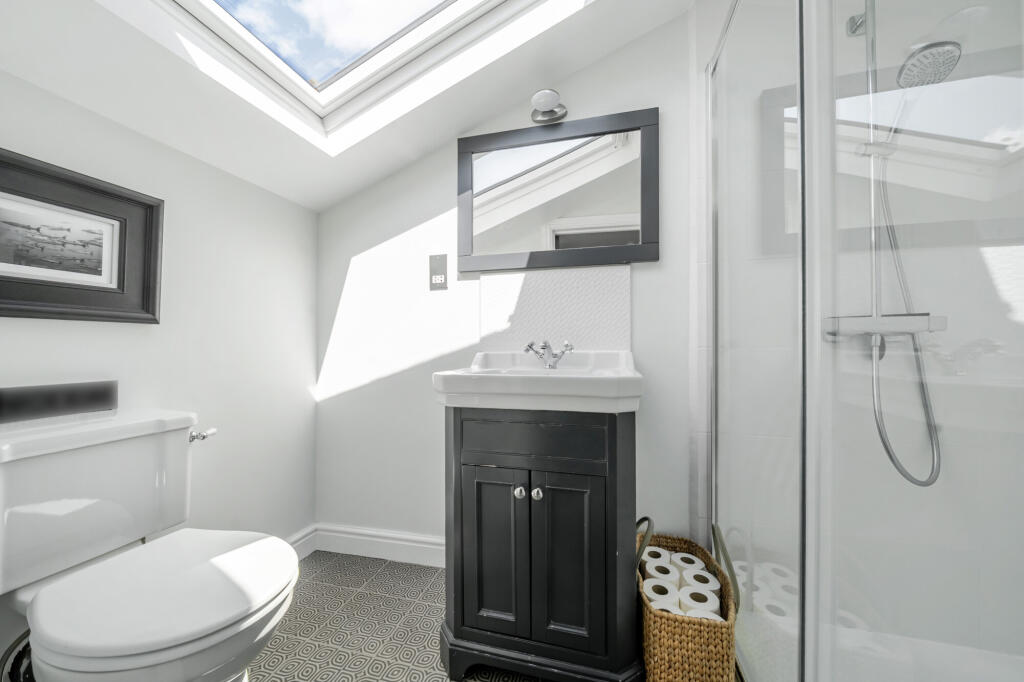 House in Sunningdale, Windsor and Maidenhead - More