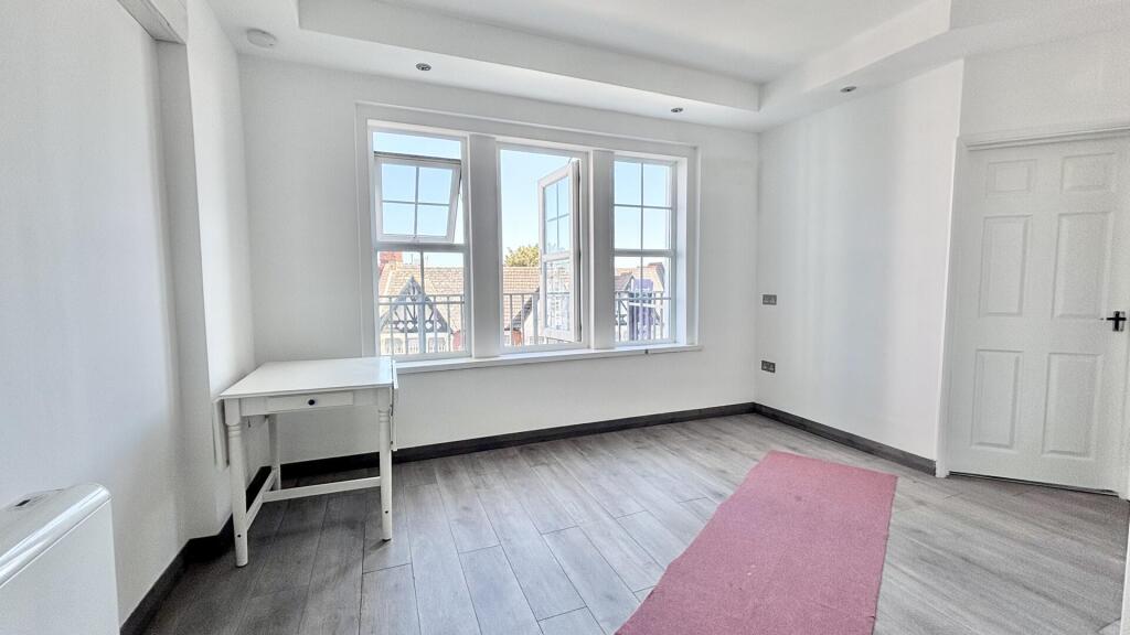 Apartment in Southend-on-Sea - View 4