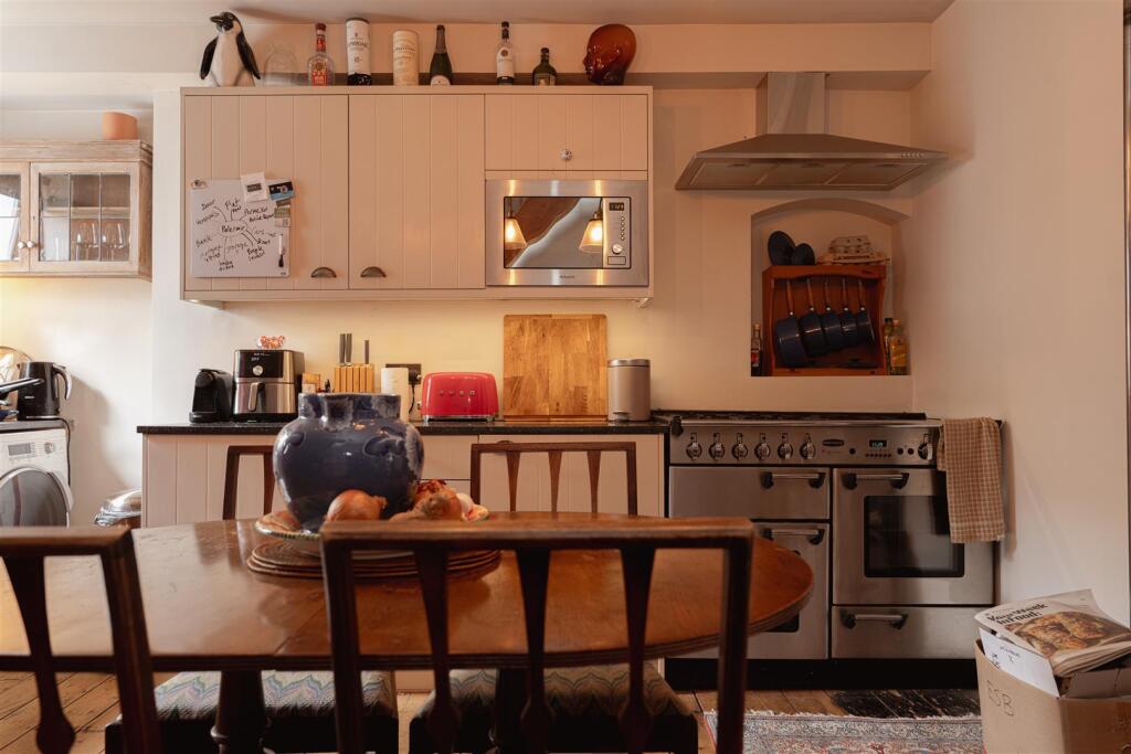 Apartment in Redhill - More