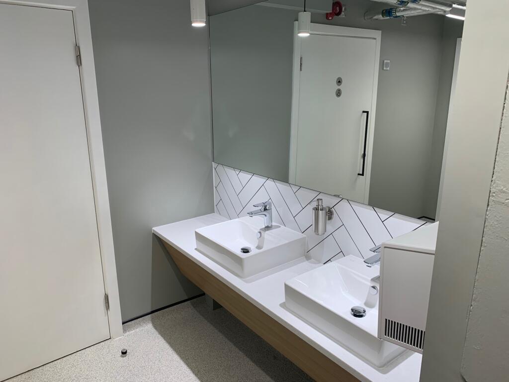 Jackson House - Showers