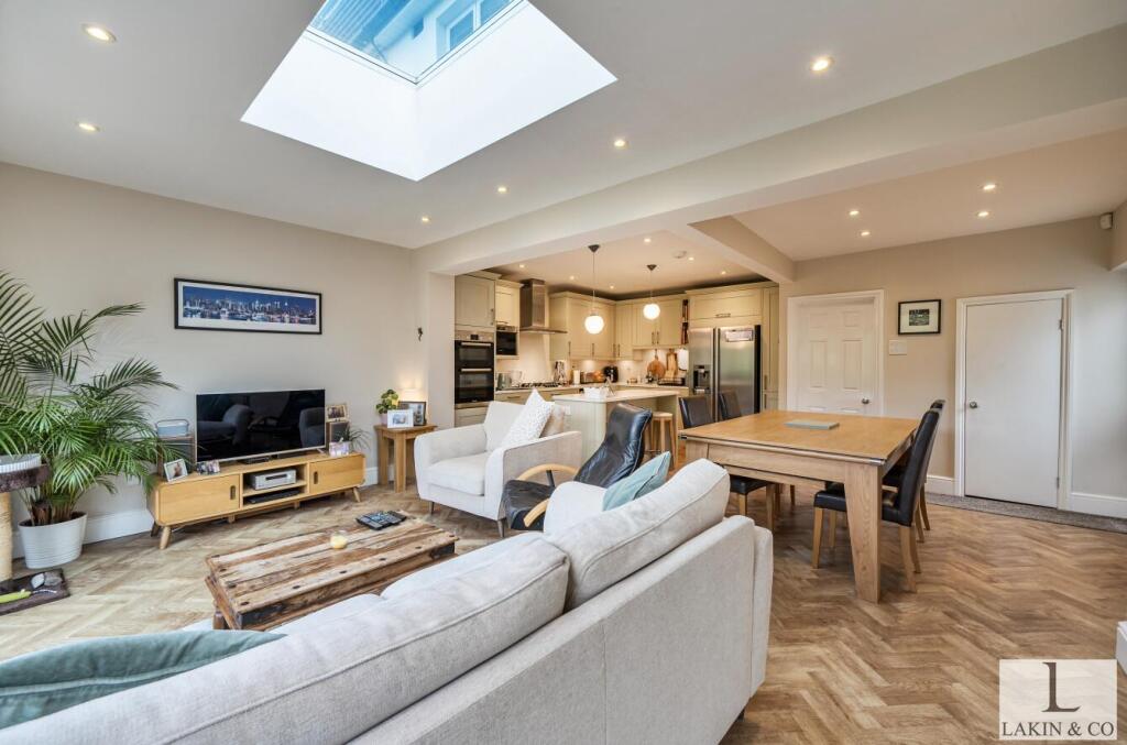 Hoylake Crescent, Ickenham, UB10 photo 4