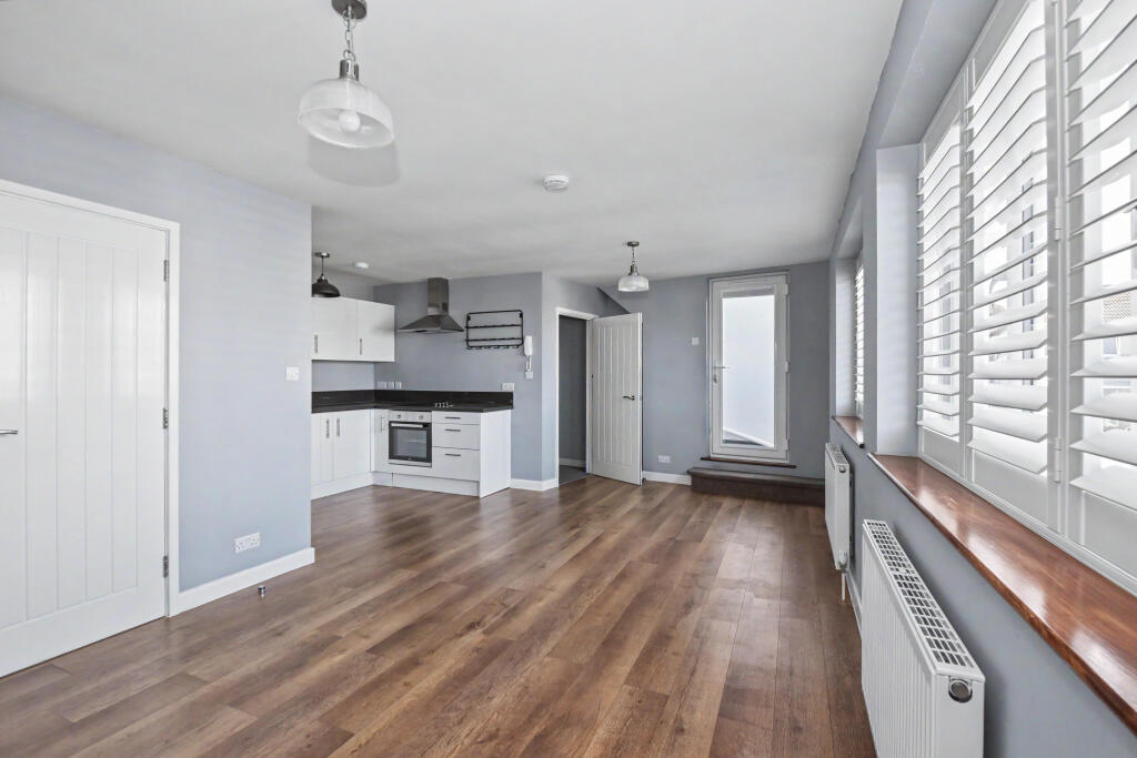 Apartment in Southend-on-Sea - View 3