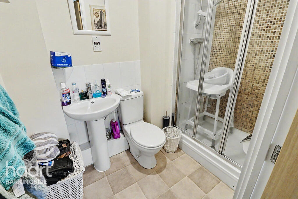 Apartment in Ilford, Clayhall - More