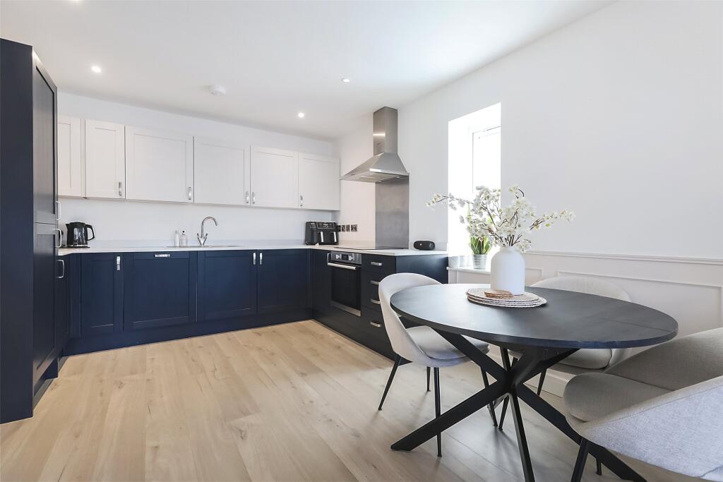 Station Road, Leatherhead, Surrey, KT22 photo 2
