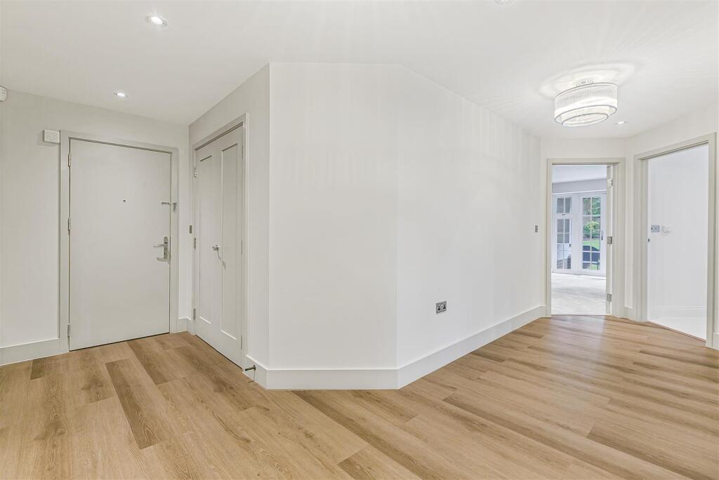 Apartment in Hertsmere, Aldenham - View 3