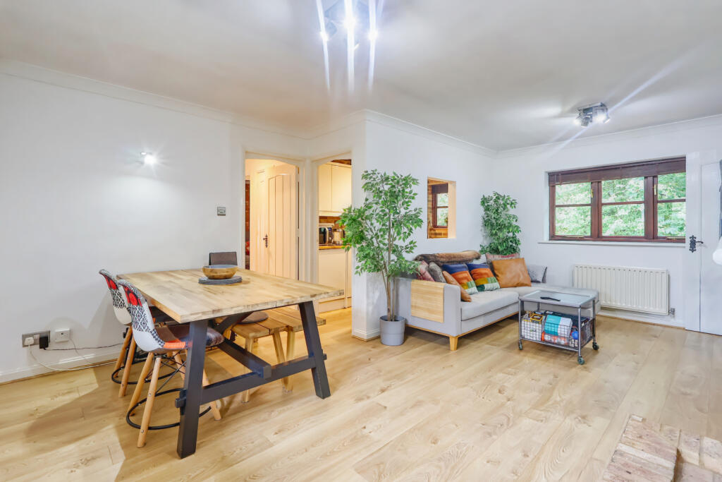 Apartment in Hemel Hempstead - View 2