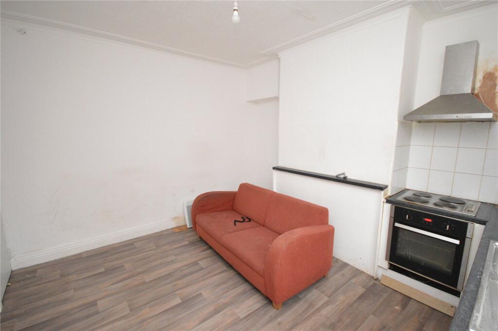 Upper Woodview Place, Leeds, West Yorkshire photo 3