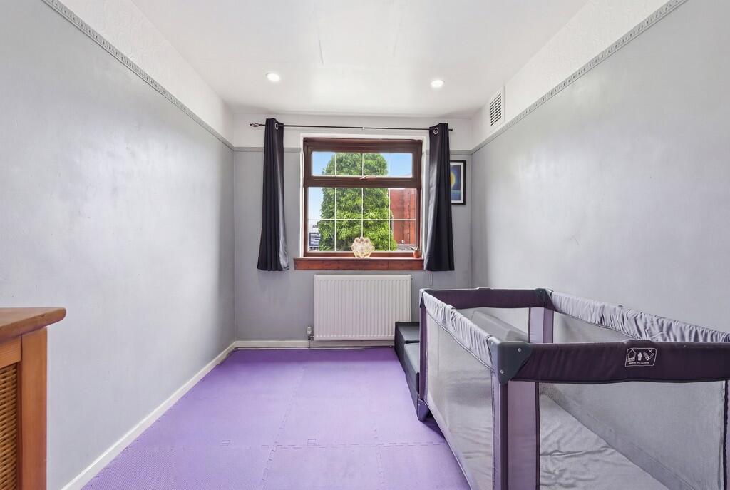 House in Broxbourne, Hertfordshire - More