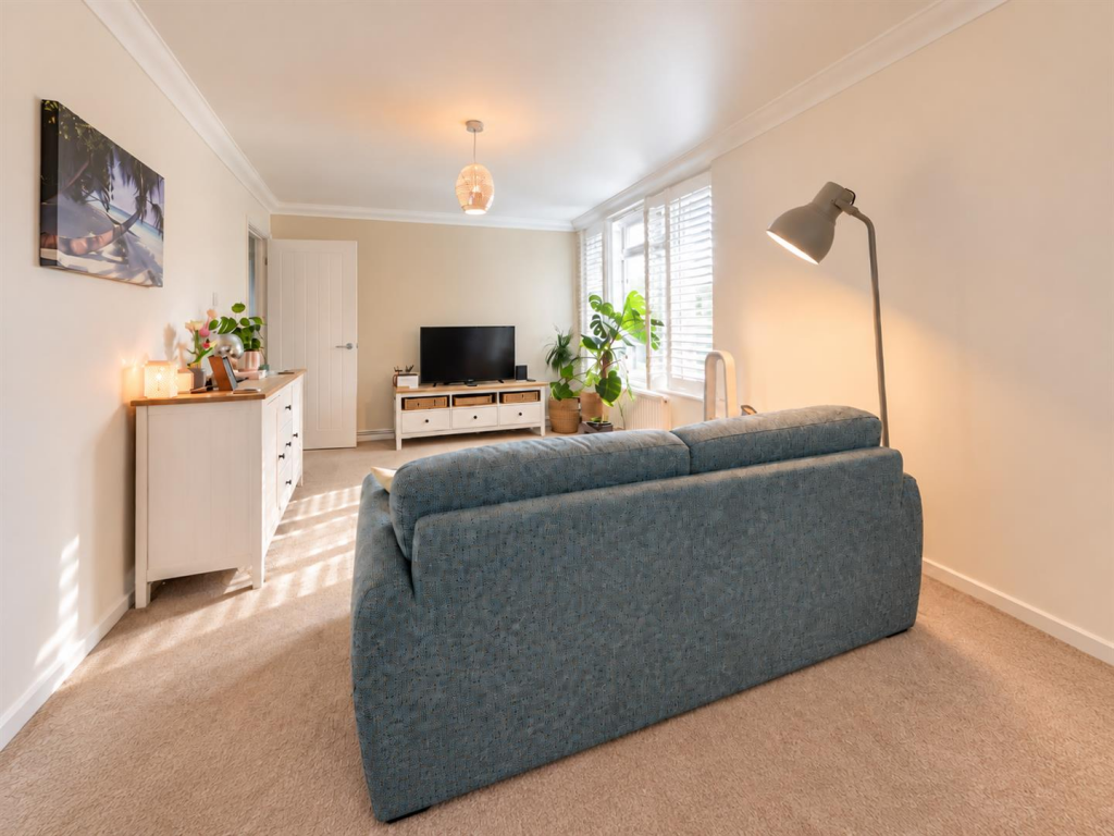 Apartment in Southend-on-Sea - View 3