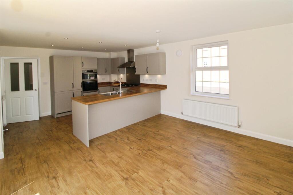Ultramarine Close, Ashlawn Gardens, Rugby photo 4