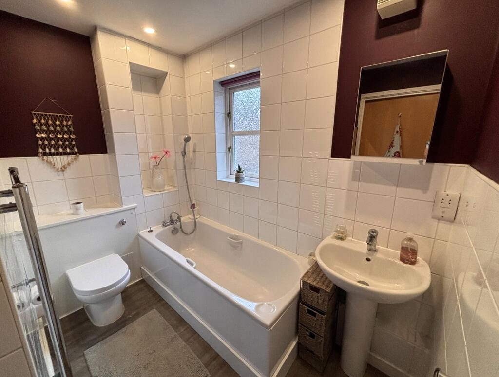 Apartment in Brentwood, Essex - More