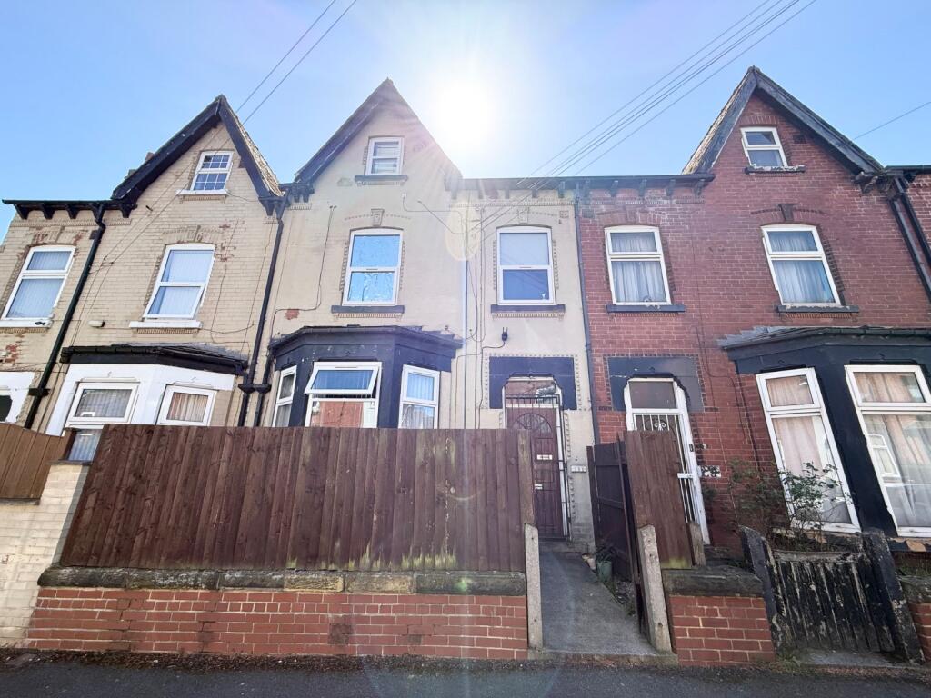 Main image of property: Sholebroke Mount, Leeds, LS7