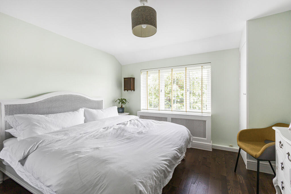 House in Welwyn Hatfield, Hertfordshire - More