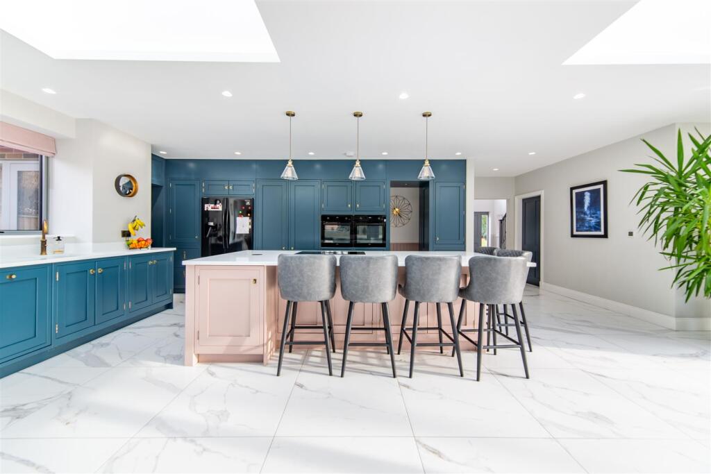 96 Runnymede Road photo 2