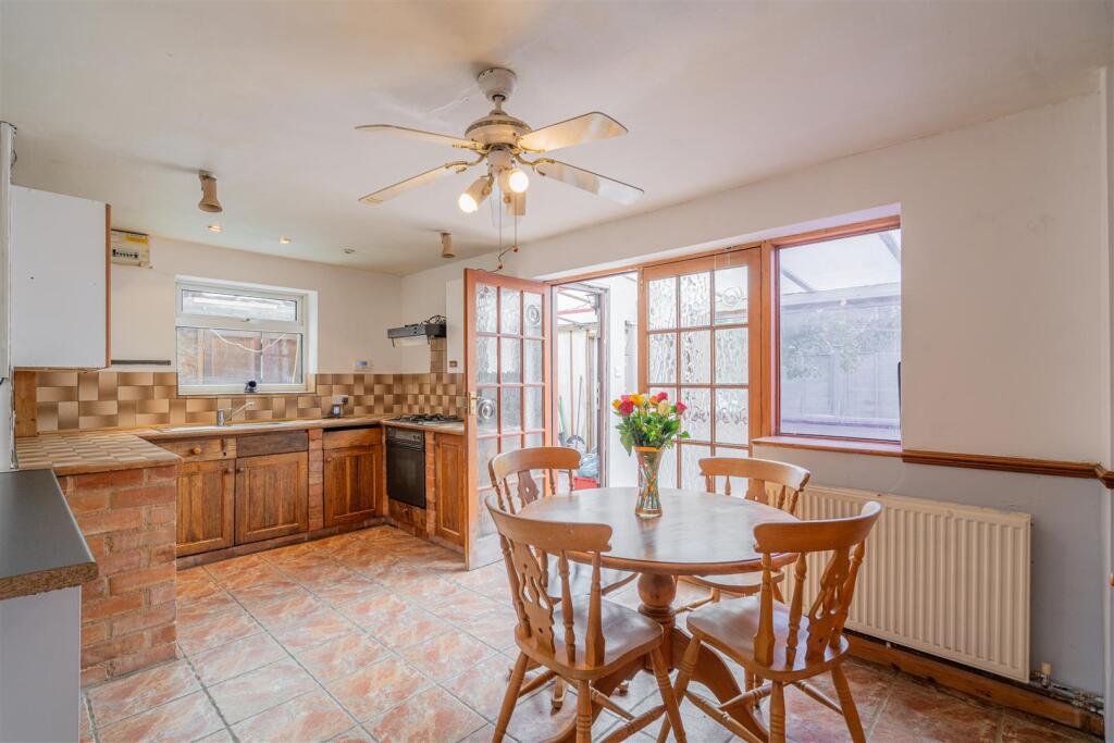 House in Stratford-on-Avon, Wellesbourne CP - More