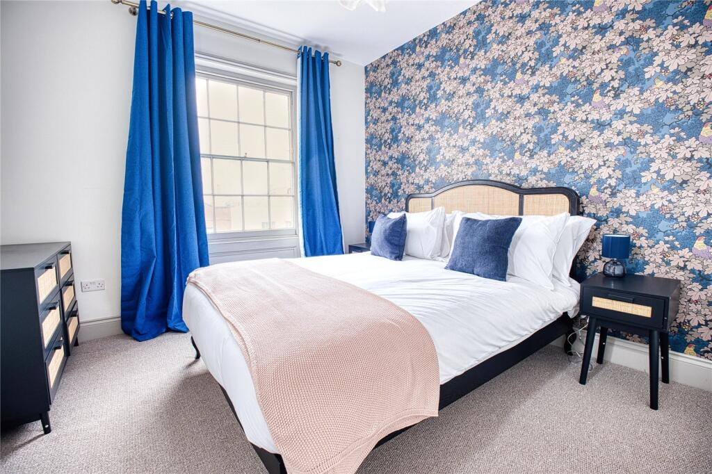 Apartment in Cheltenham, Gloucestershire - View 4