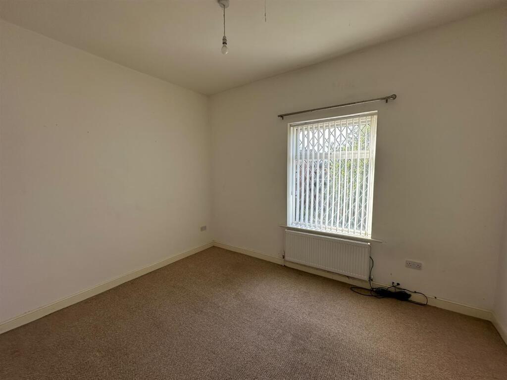 House in Oldham, Greater Manchester - View 4
