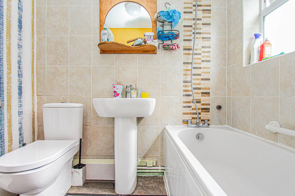 House in Irthlingborough, Crow Hill - View 5