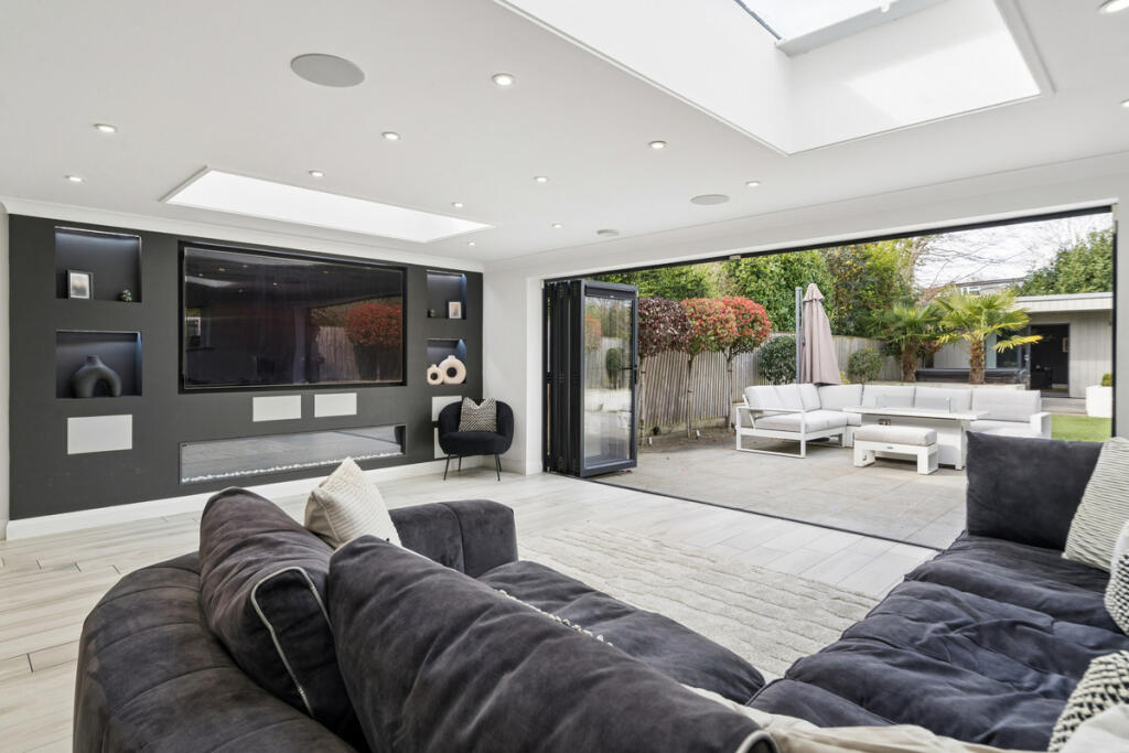 Newfield Gardens, Marlow, SL7 photo 3