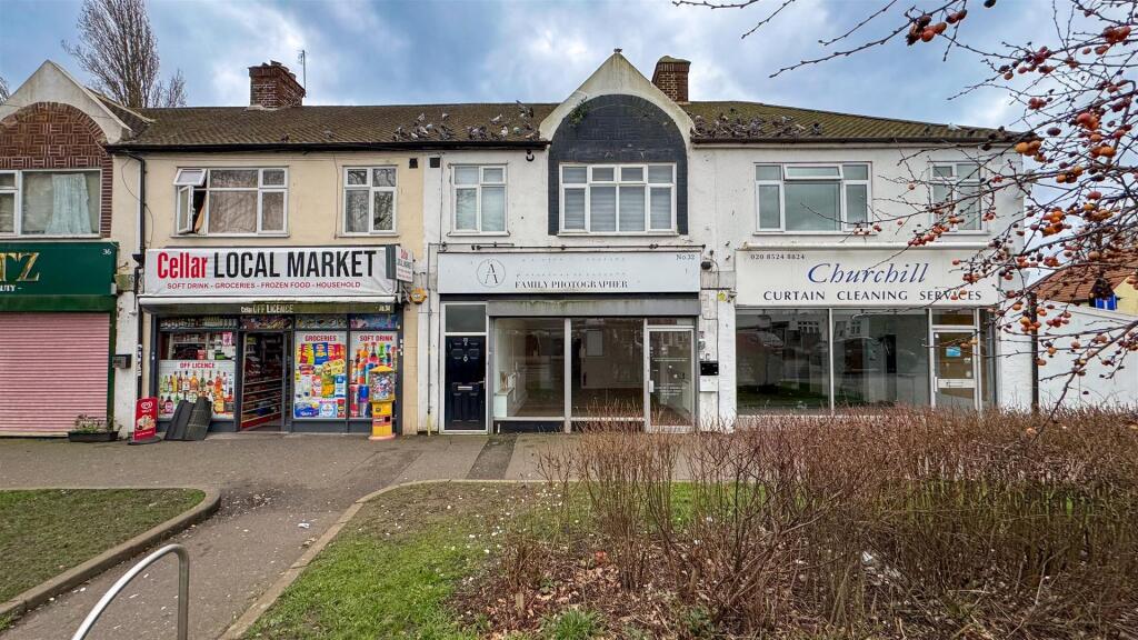 Main image of property: 32 Kings Road, Chingford, London, E4 7JE