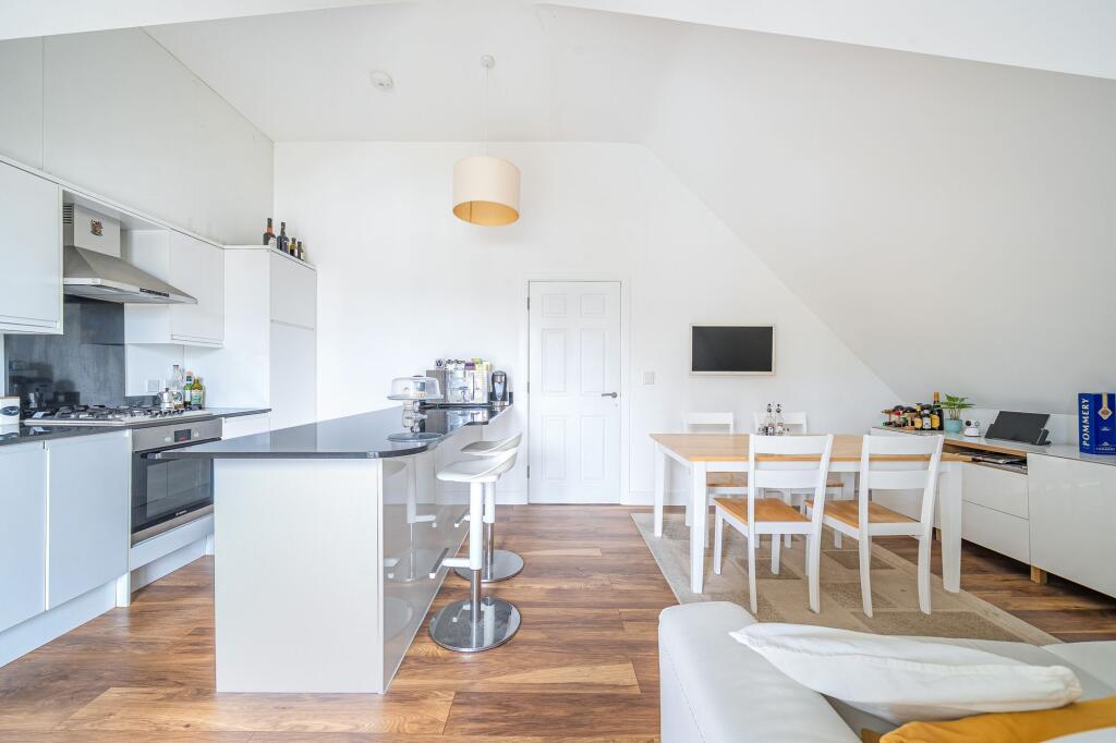 Apartment in Kingston upon Thames - View 3