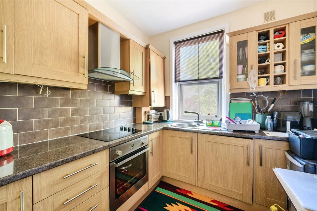 Apartment in Kingston upon Thames - View 4
