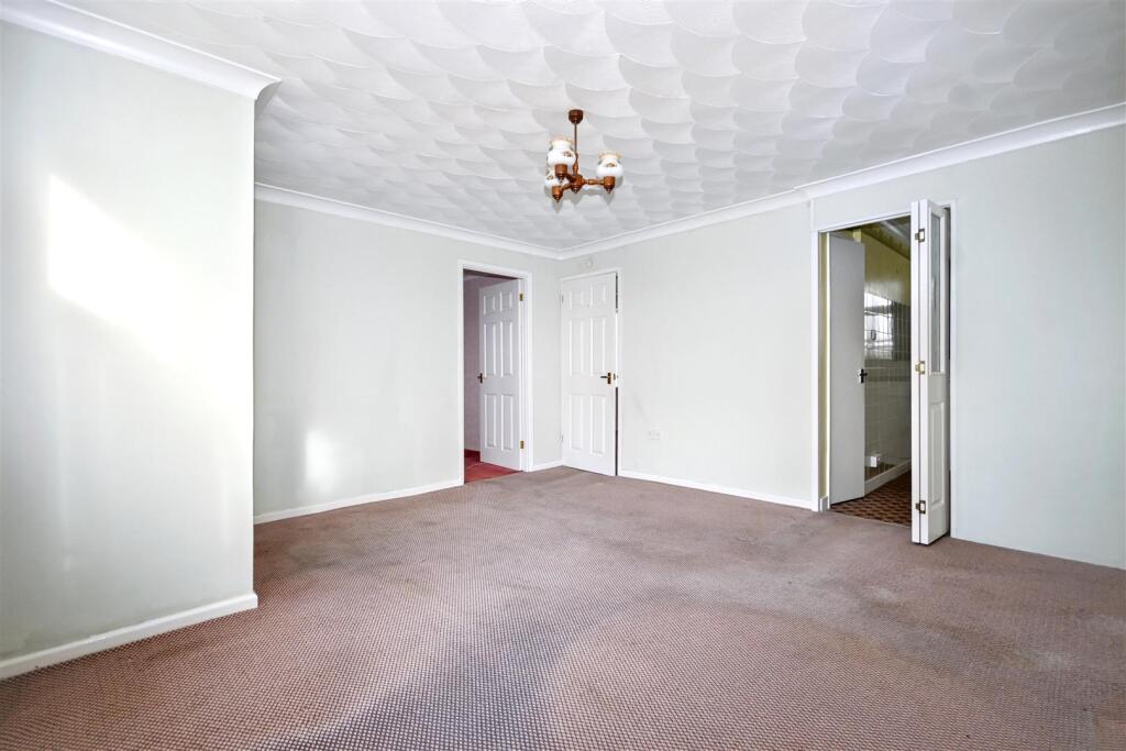 House in Eastbourne, Kingsmere, Langney Village - More