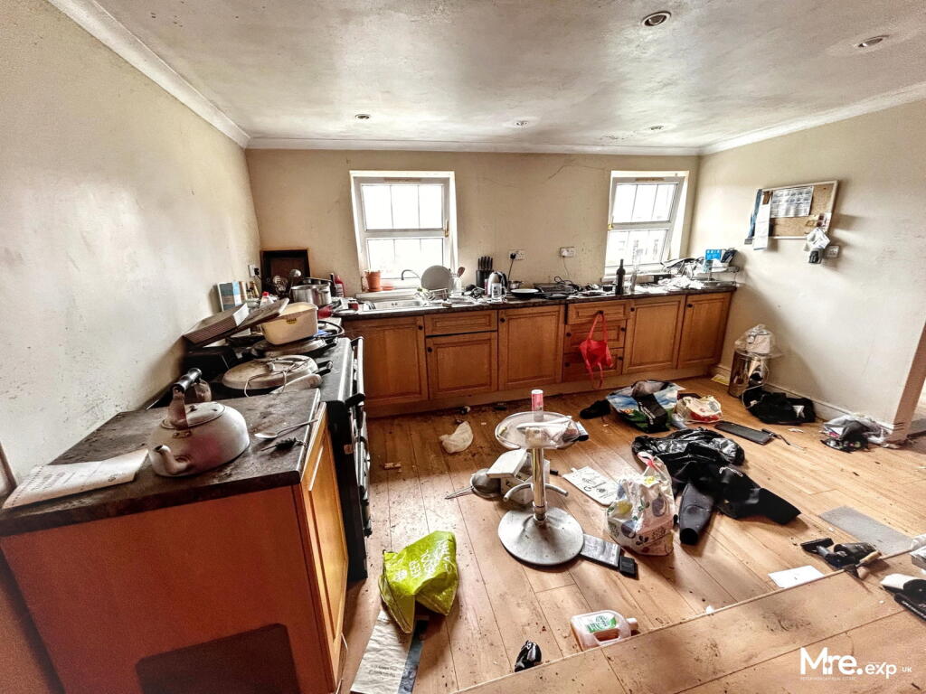 House in Pontardawe, Neath Port Talbot - More