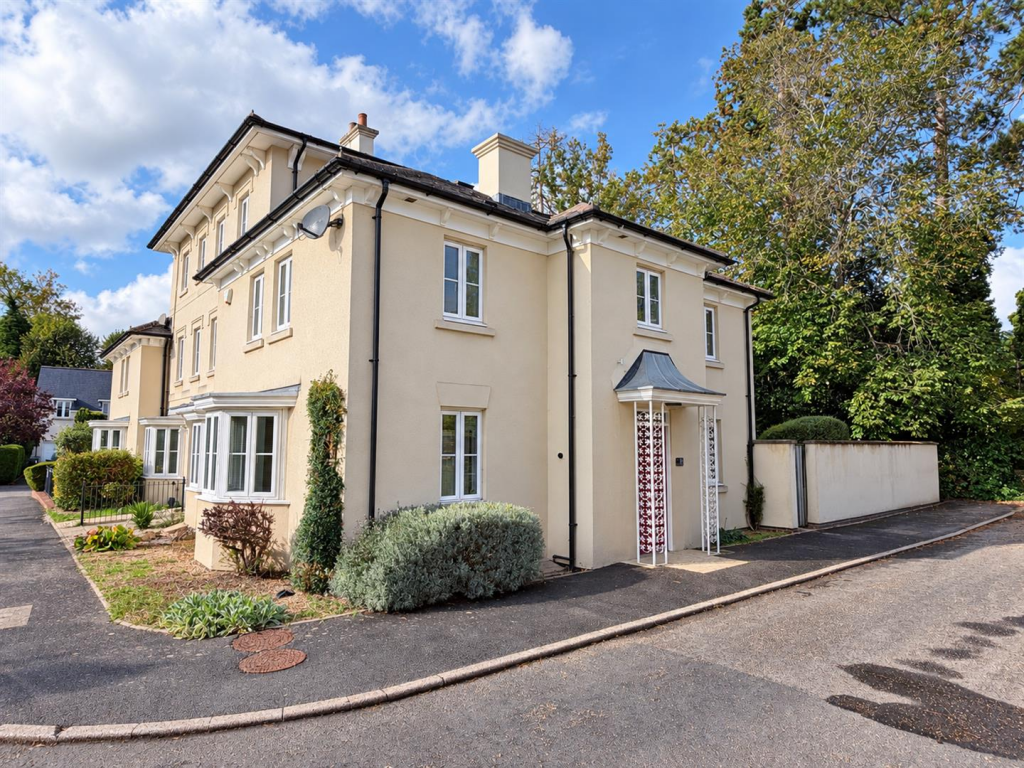 3-bed house on Campriano Drive, Warwick, £450,000