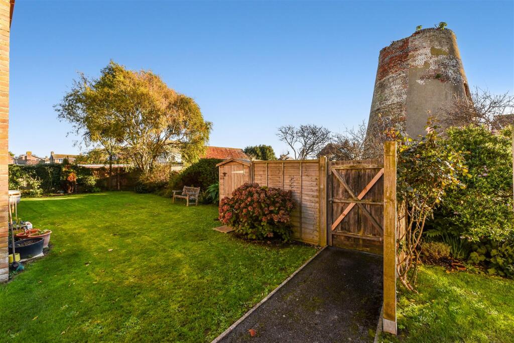 Windmill Court, East Wittering, Chichester photo 3