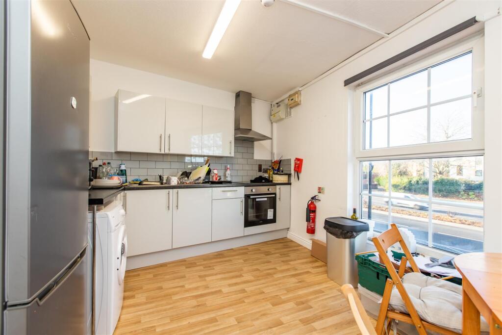 Apartment in Birmingham, Selly Oak - View 3