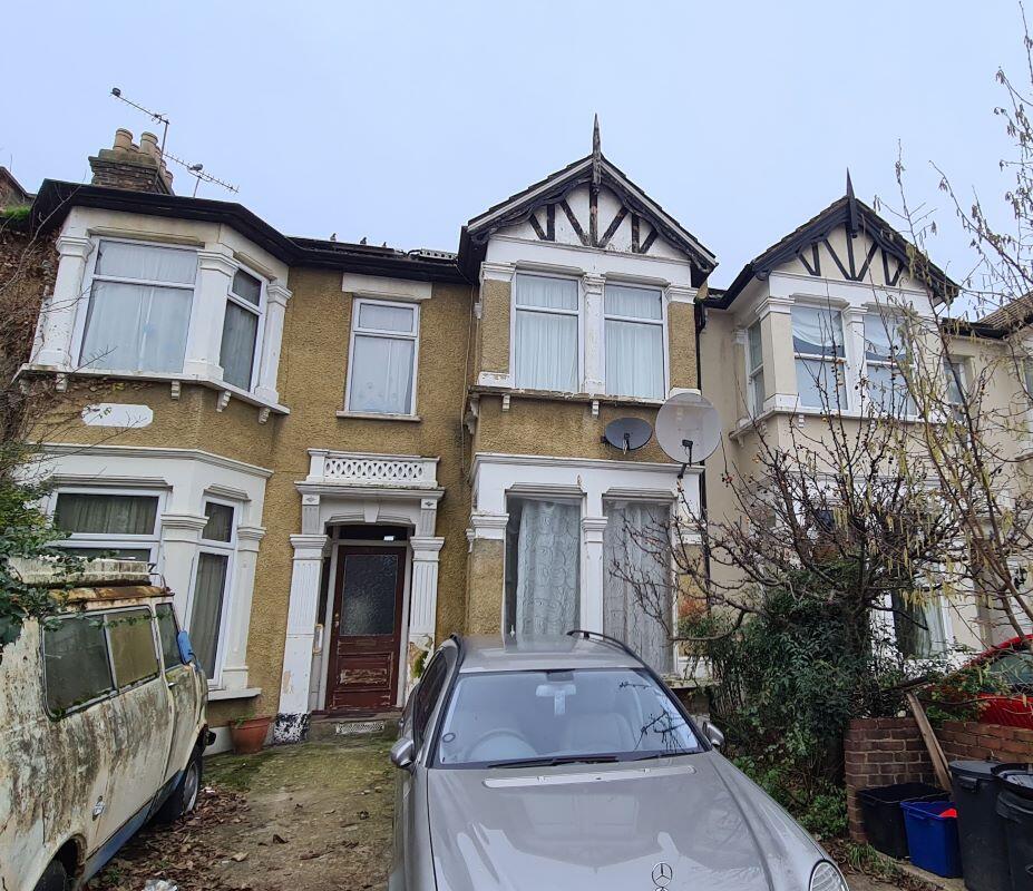 Main image of property: 32B Endsleigh Gardens, Ilford, Essex, IG1 3EH