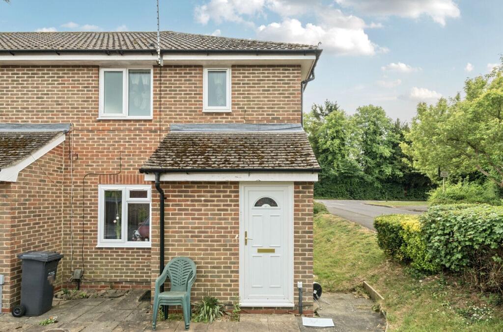 1-bed flat on Walled Meadow, Andover, SP10 2RL, £125,000