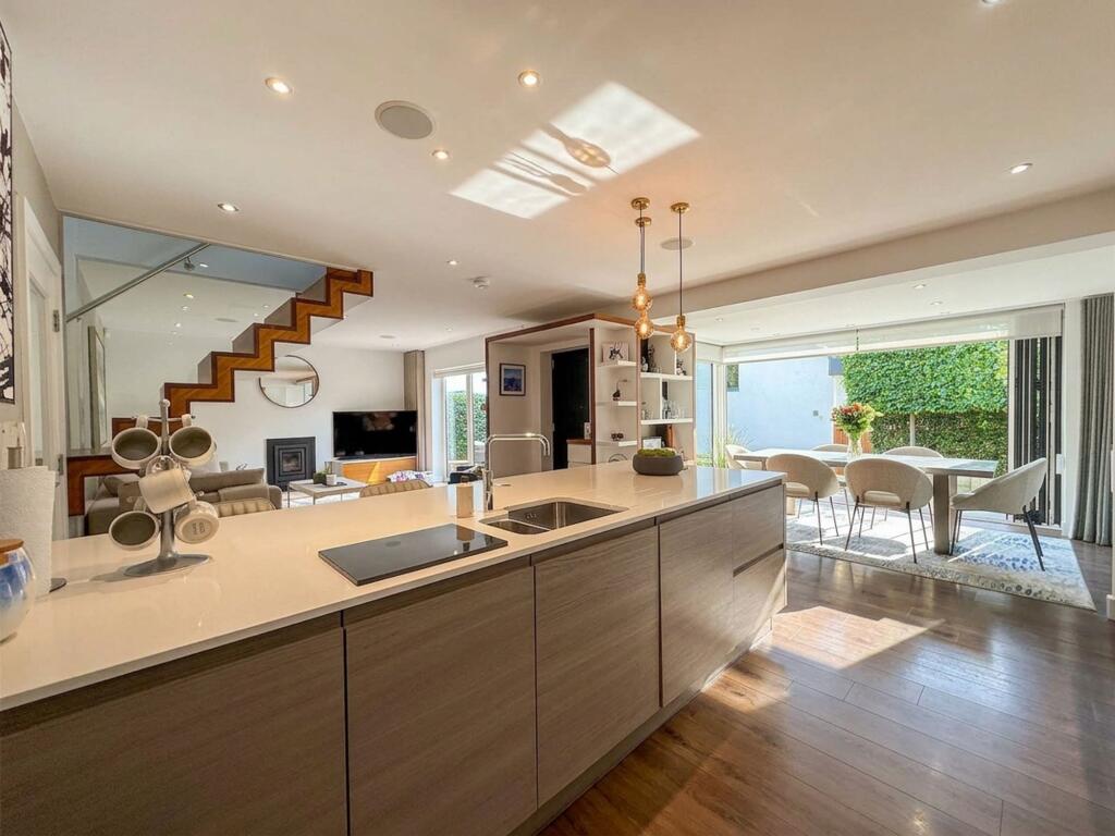 House in Kirklees, Towngate, Mirfield - View 4
